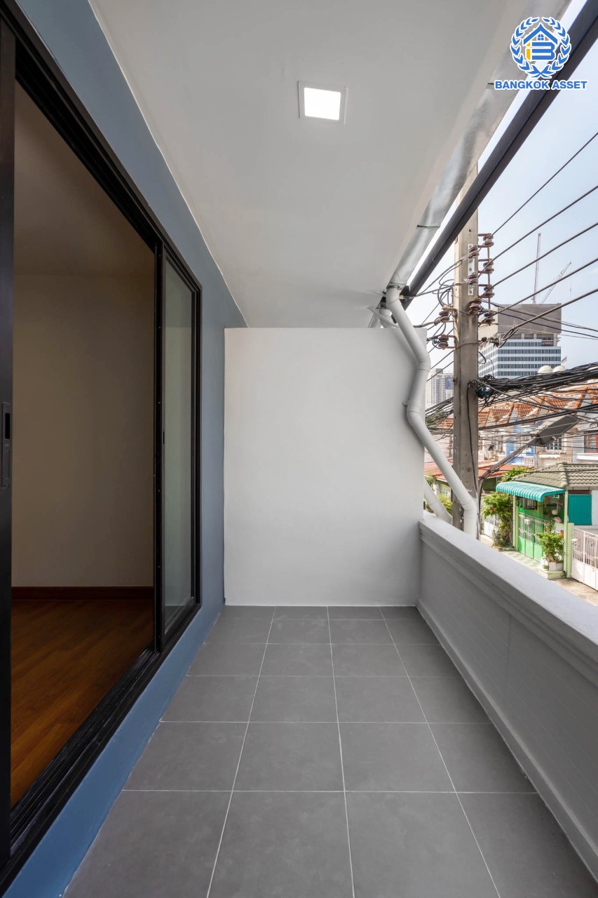 บ้านมือสองตกแต่งใหม่ ติด MRT "สถานีบางกระสอ" ม.นารีนคร รัตนาธิเบศร์ ตอบโจทย์ทุกการอยู่อาศัย ฟังก์ชั่น 2 ห้องนอนใหญ่ 2 ห้องน้ำ ต่อเติมครัวเคาน์เตอร์ และโรงจอดรถ บนทำเลดีที่สุด! ใกล้เซ็นทรัลรัตนาธิเบศร์ และจุดขึ้นทางด่วน "งามวงศ์วาน"